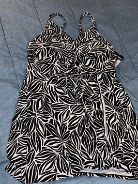 NWT Lands End Black & White Leaf-Print Wrap-Front Women's swim Dress xl